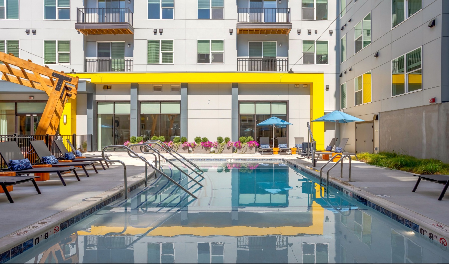 swimming pool with sun shelf - J Veridian Upper Dublin Fort Washington PA luxury apartments 